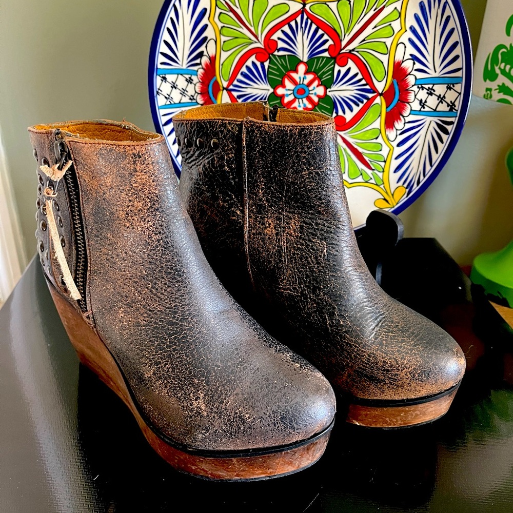 Bed Stu leather distressed platform wedge 2 in heel great condition